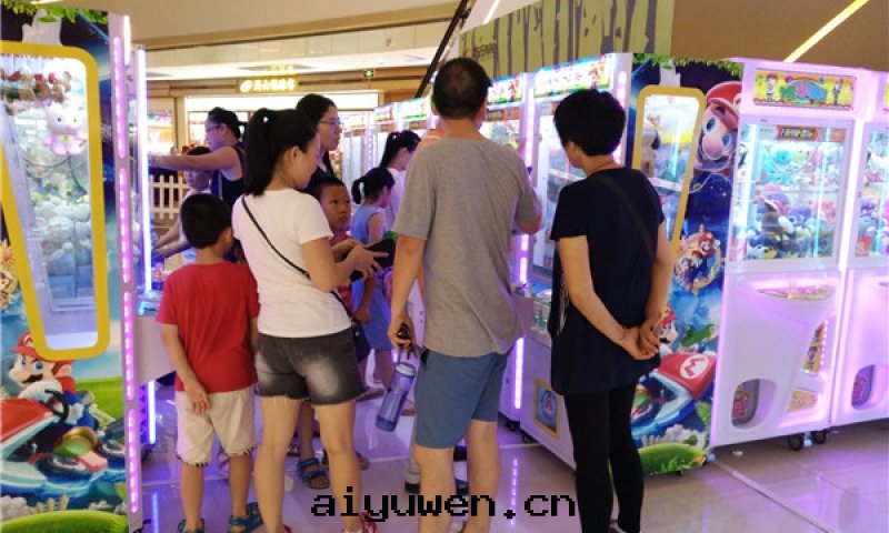 快(kuài)乐(lè)球王禮品機(jī)在(zài)超市(shì)吸引人(rén)目光